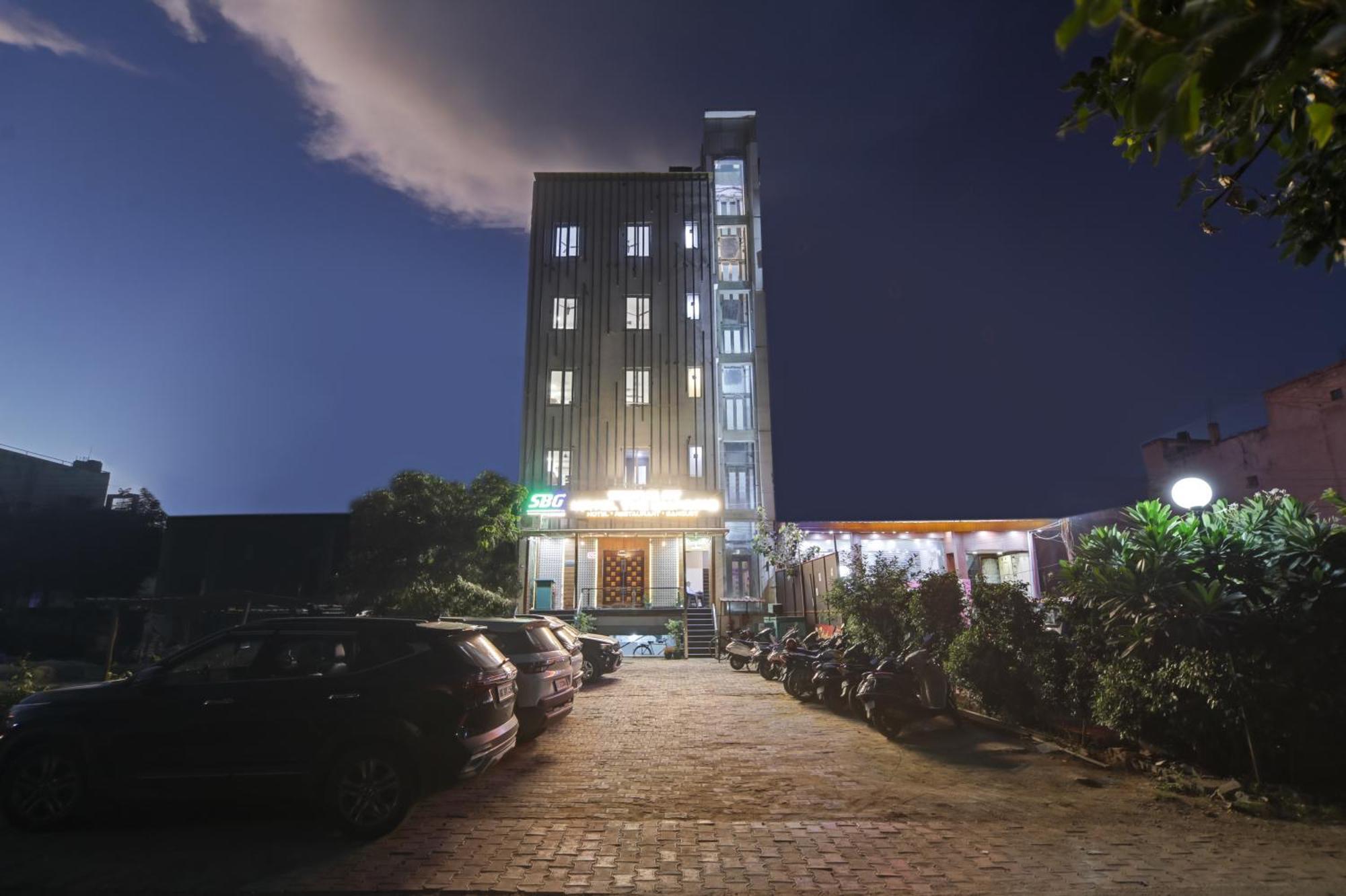 Status By Hotel The Emporio Gáziábád Kültér fotó